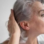 Черная сера из уха: причины, симптомы и способы лечения
