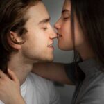 Как побороть застенчивость и завоевать девушку: простые шаги к первому поцелую