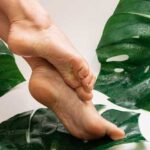 Почему облазит кожа между пальцами на ногах: причины и способы лечения