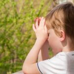 Почему ребенок глотает слюну и почему слышно громкое бульканье: причины и способы решения проблемы.