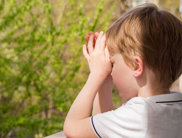Почему ребенок глотает слюну и почему слышно громкое бульканье: причины и способы решения проблемы