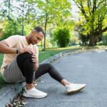 Почему болят колени после приседаний: причины и способы предотвращения