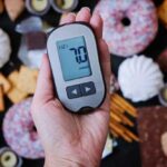 Почему уровень сахара повышается за ночь: причины и влияние на глюкозу
