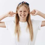 Как справиться с пробками в ушах: эффективные методы и подробные инструкции