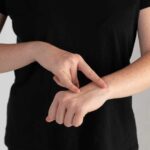 Шелушение между пальцами на руках: причины, симптомы, лечение