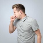 Сильный кашель отдает в голову: причины и способы облегчения