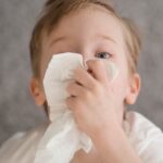 У ребенка в горле белые пупырышки: причины, симптомы и лечение