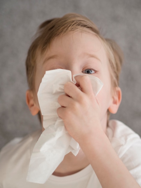У ребенка в горле белые пупырышки: причины, симптомы и лечение