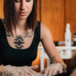 Женские татуировки на запястье. Варианты рисунков и способы нанесения